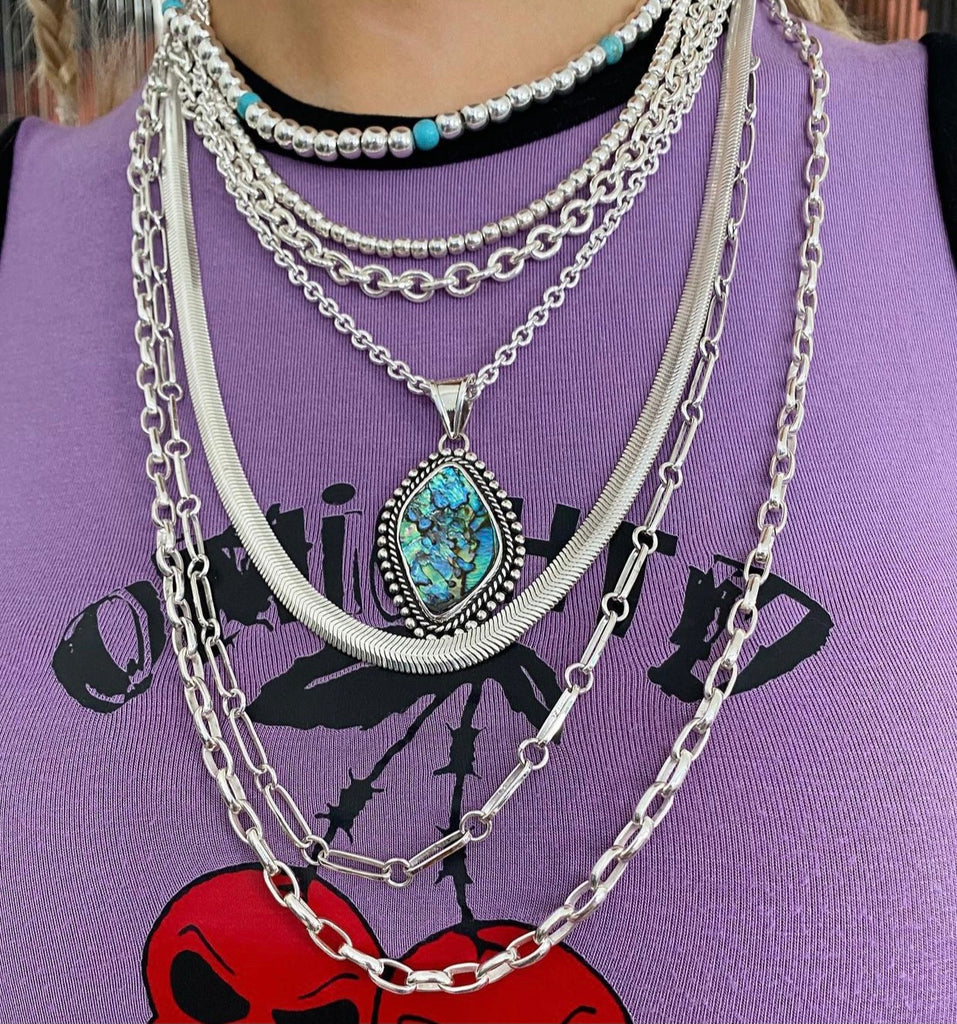 necklaces,chains,chokers