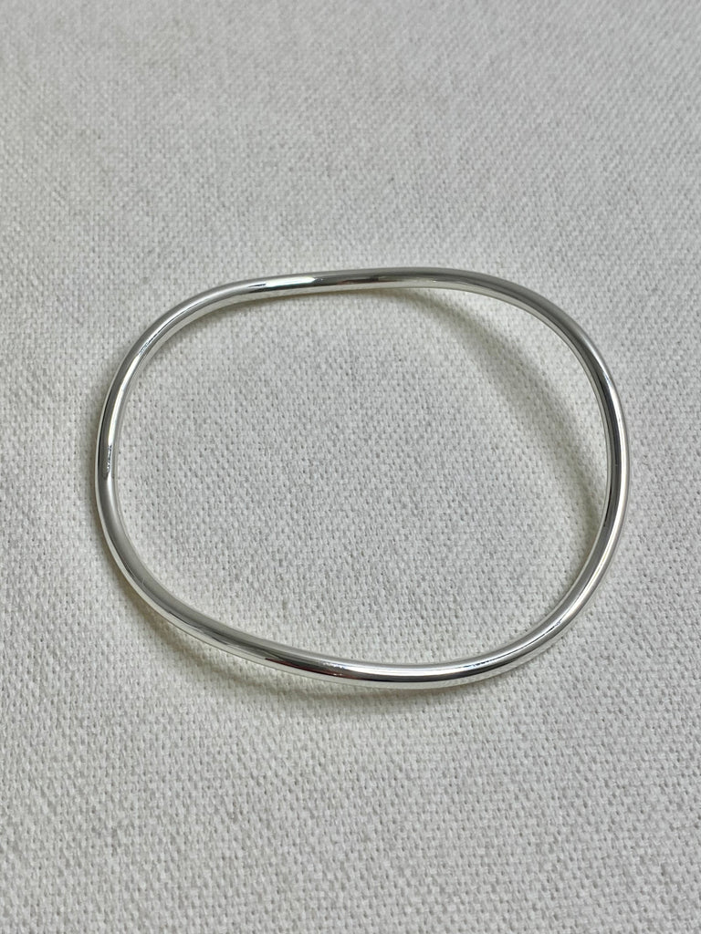 Wave single smooth bangle